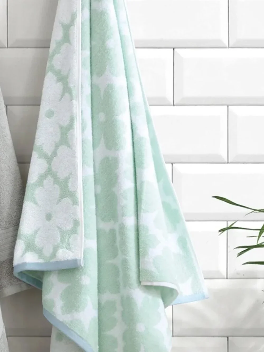Martha Stewart Everyday 4 piece Towel Gift Set in mint green floral motif Shower
